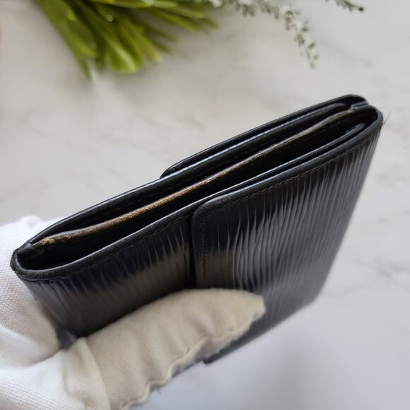 AUTHENTIC LOUIS VUITTON BLACK EPI LEATHER COMPACT SNAP WALLET - Picture 13 of 16